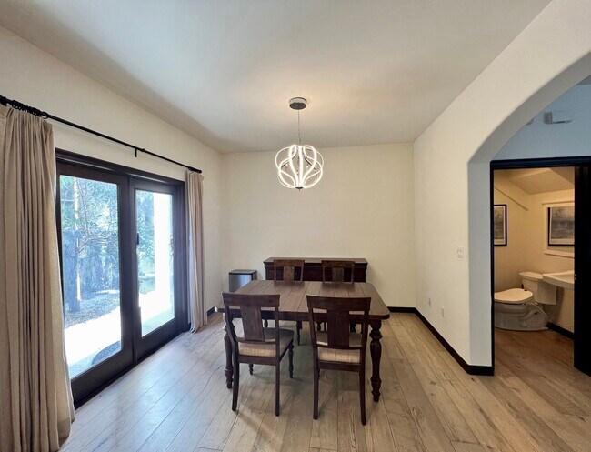 Building Photo - 2281 N Beachwood Dr