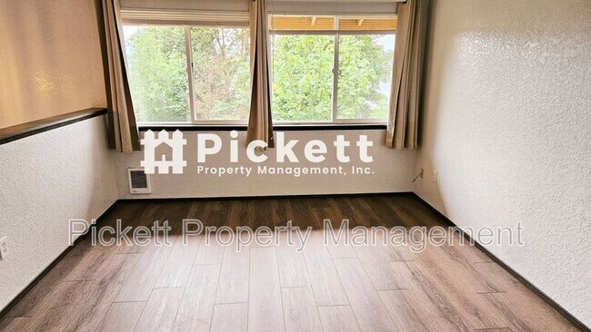 Building Photo - 4629 Beach Dr E