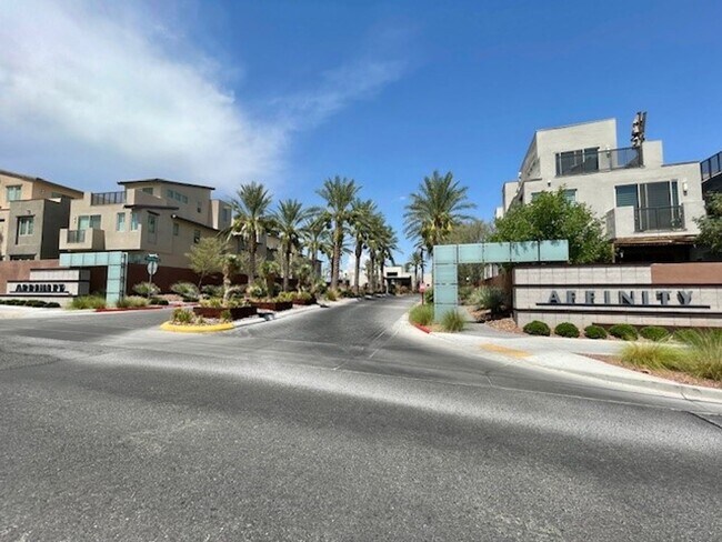 Building Photo - Beautiful Fully Furnished Condo in Affinit...