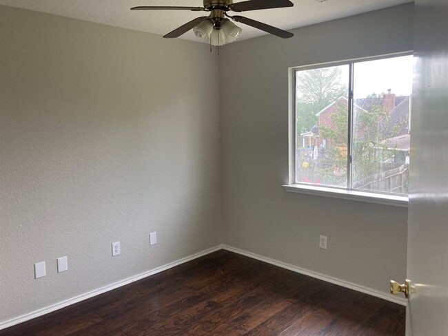 Building Photo - 10914 Spruce Dr N