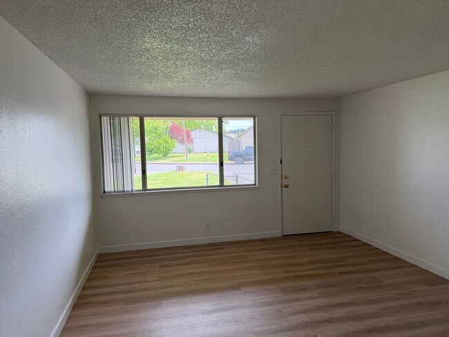 Building Photo - Updated single level 2 bed/1 bath duplex in Thurston!