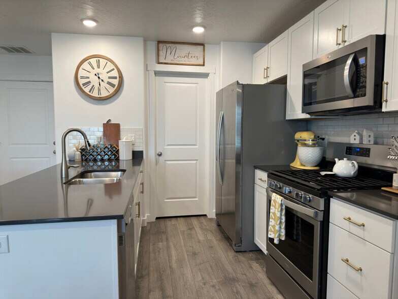 Building Photo - 2797 N Airmen Ave