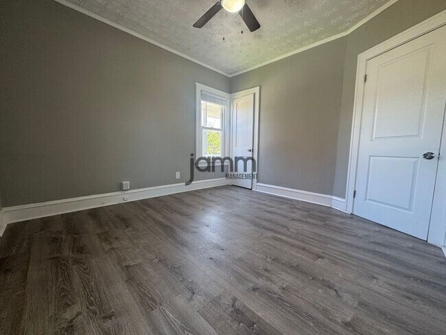Building Photo - 2121 Carabel Ave