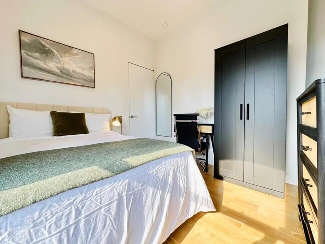Building Photo - Furnished room/NOT APARTMENT