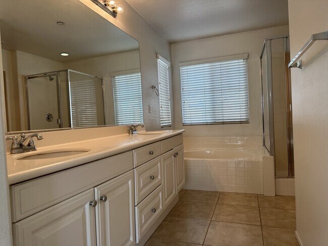 Building Photo - "Charming 3-Bedroom Riverside Retreat with 2.5 Baths – 1598 Sq Ft of Comfort on Winterberry Drive!"