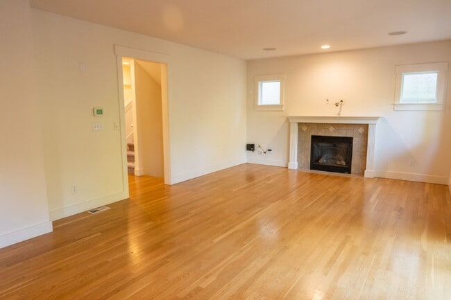 Building Photo - 4bd/2.5ba Seattle Home