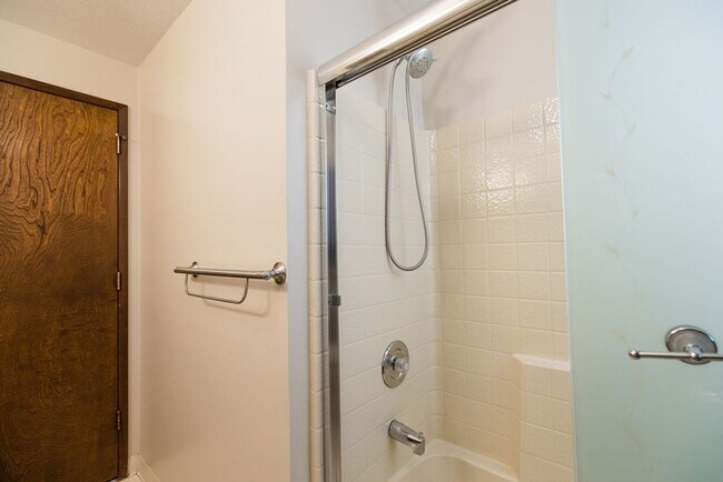 Building Photo - Immaculately maintained 3-bdr/1.5-bath ran...