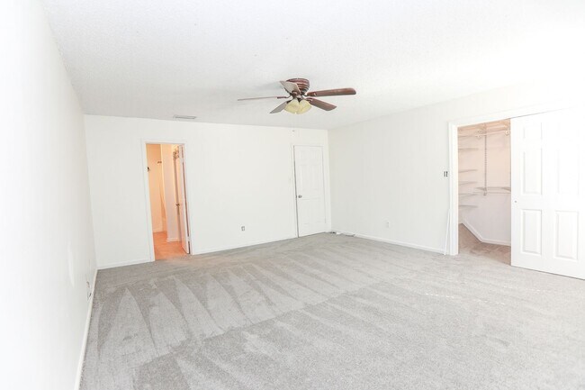 Building Photo - "Charming Kempsville Lake Townhome – Great Amenities & Location!"