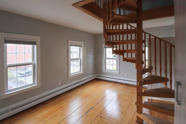 Building Photo - 445 Pleasant St
