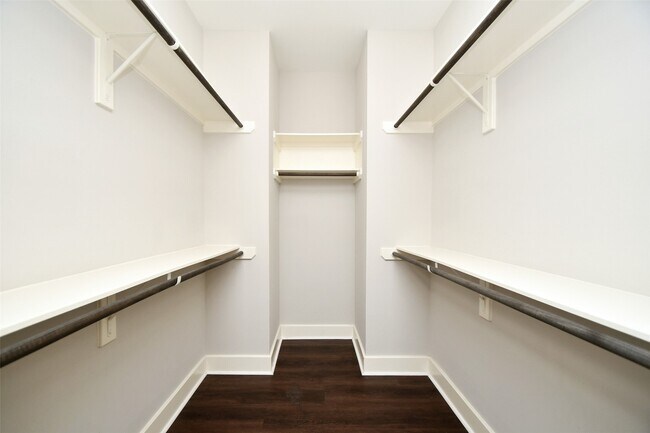 Building Photo - 1146 Wycliffe Dr