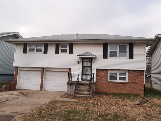 Primary Photo - 3 Bedroom 2 bath $1250! Basement! 2 Car ga...
