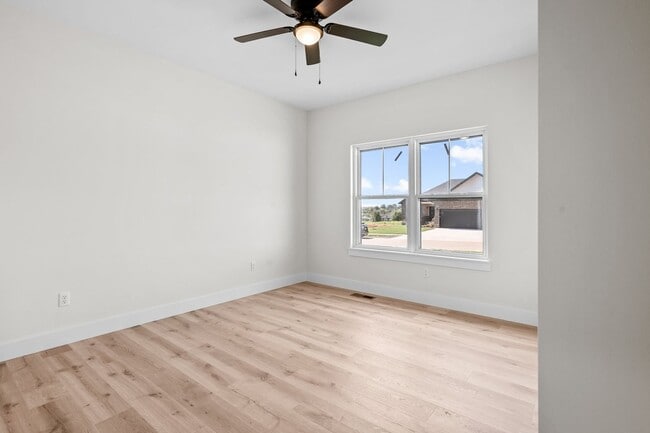 Building Photo - Luxury Rental!