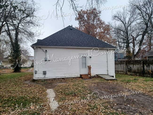 Building Photo - 617 E 11th St