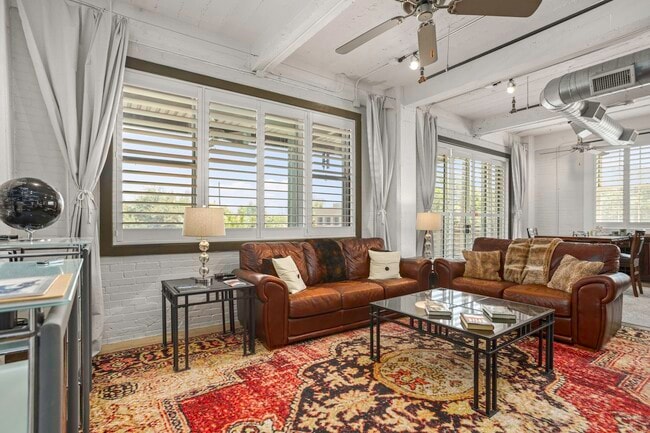 Building Photo - 831 S Flores St