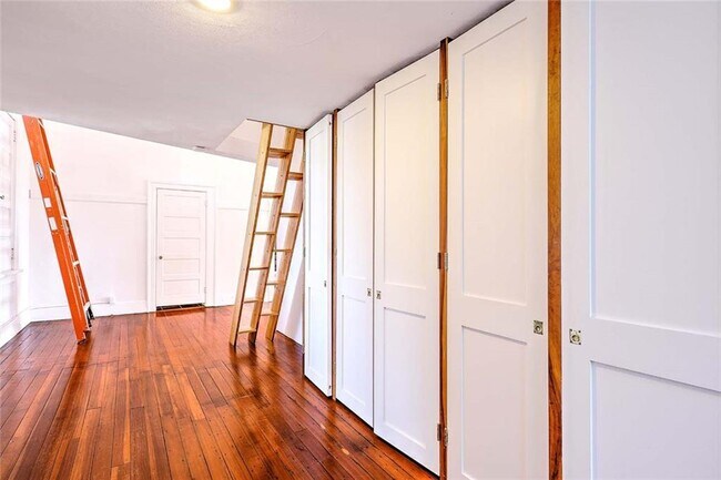 Building Photo - 4 Pallas St