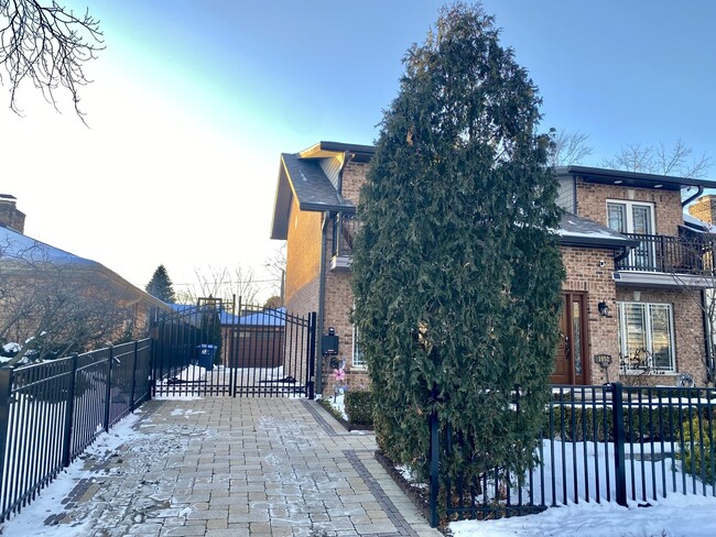 Building Photo - 1052 Margret St