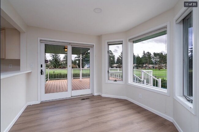 Building Photo - 3-bedroom Gem On Burlington Golf Course