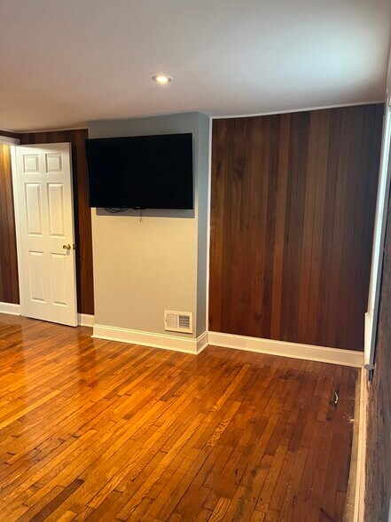 2nd FL: Second bdrm with flat screen TV - 223 Jackson St