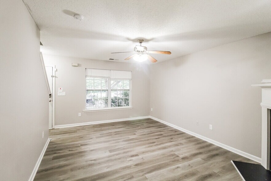 Building Photo - 401 Kendall Ln