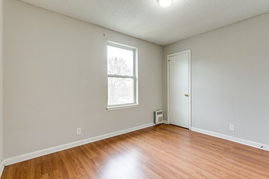 Building Photo - 2428 Woodale Ln