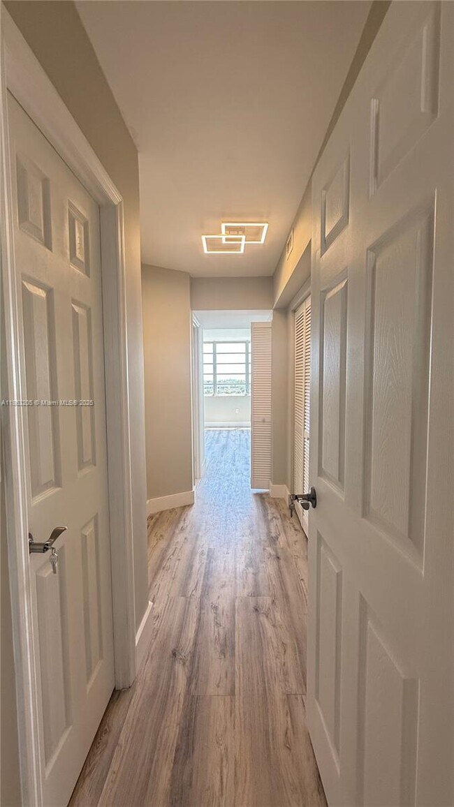 Building Photo - 1750 NE 191st St