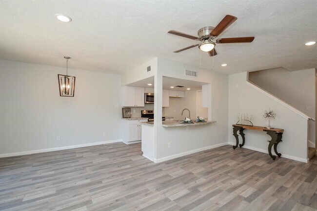 Building Photo - 978 Memorial Village Dr