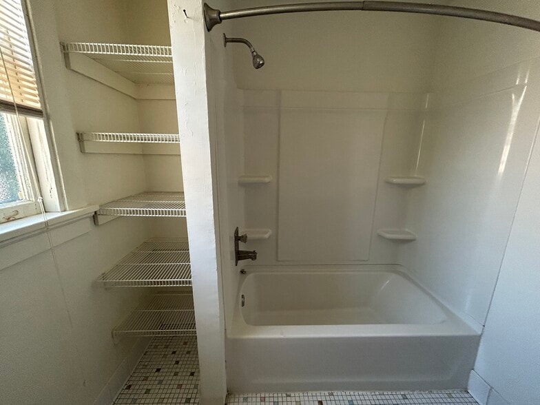 Building Photo - 612 Howard Plz