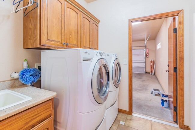 Building Photo - Beautiful Spacious 4 bedroom 2 bath House!
