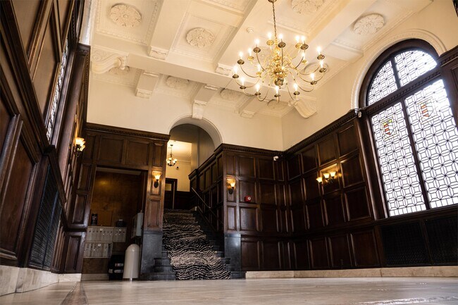 Building Photo - 8925 E Jefferson Ave