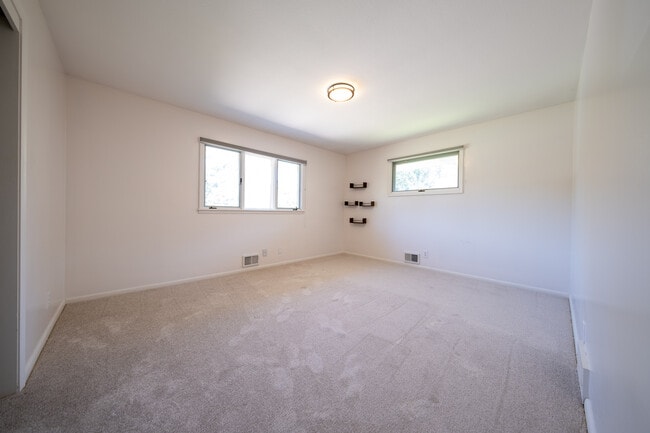 Building Photo - 6624 Southcrest Dr