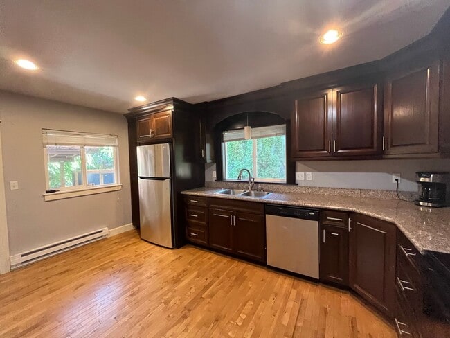 Building Photo - Fabulous NE Portland 2 bedroom 2 bathroom ...