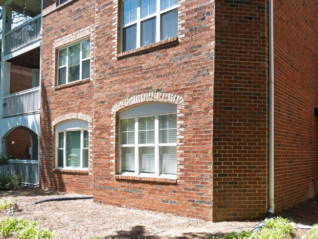 Building Photo - "Charming 3-Bedroom Condo with Cozy Fireplace - 1404 Sq Ft of Comfort in Prime NC Location!"