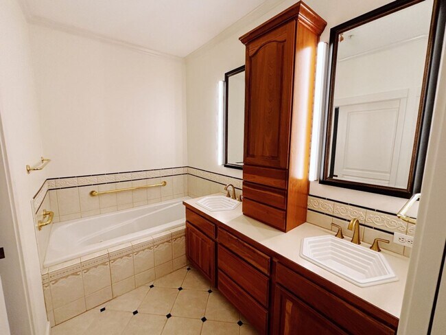 Building Photo - 2Bd/1.75Ba Kirkland Condo