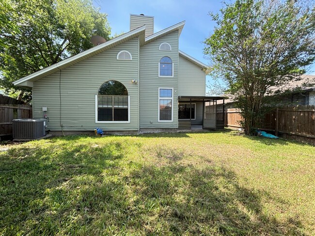 Building Photo - Updated Single Family Home with community ...