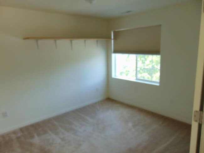 Building Photo - 3 Bedroom A/C Pet Friendly - Hillsboro