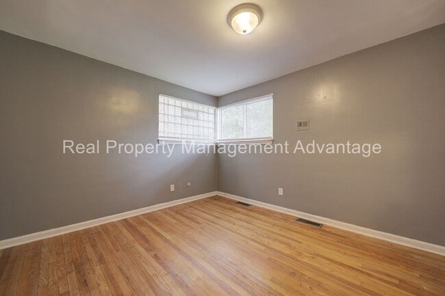 Building Photo - Beautiful Mid-Century 3 Bedroom Steps from...