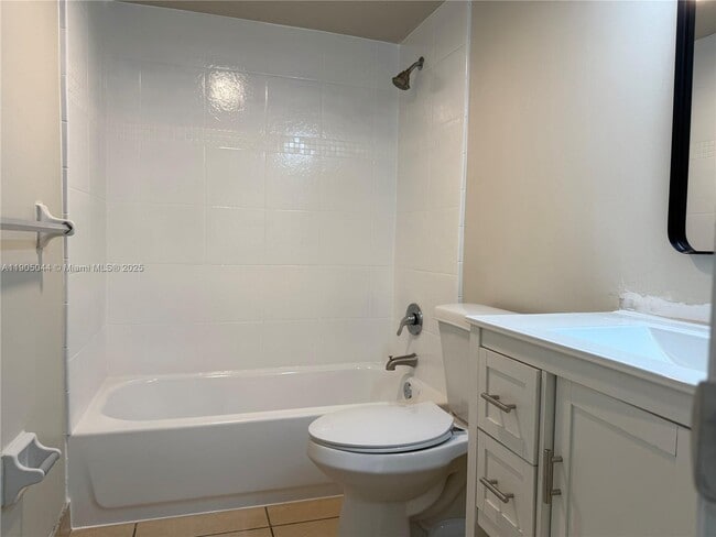 Building Photo - 711 NE 2nd Ave