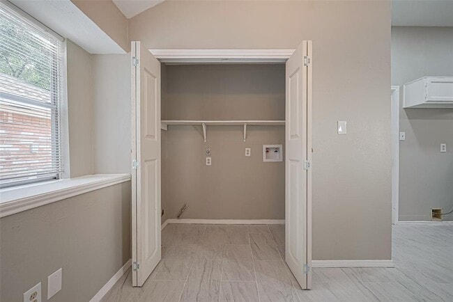 Building Photo - 2339 Loyanne Dr