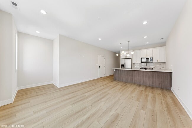 Building Photo - 5000 S Prairie Ave