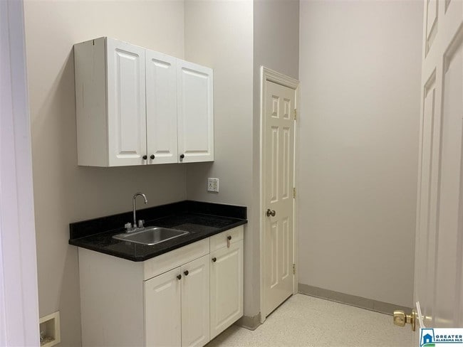 Building Photo - 490 Wildwood Cir N