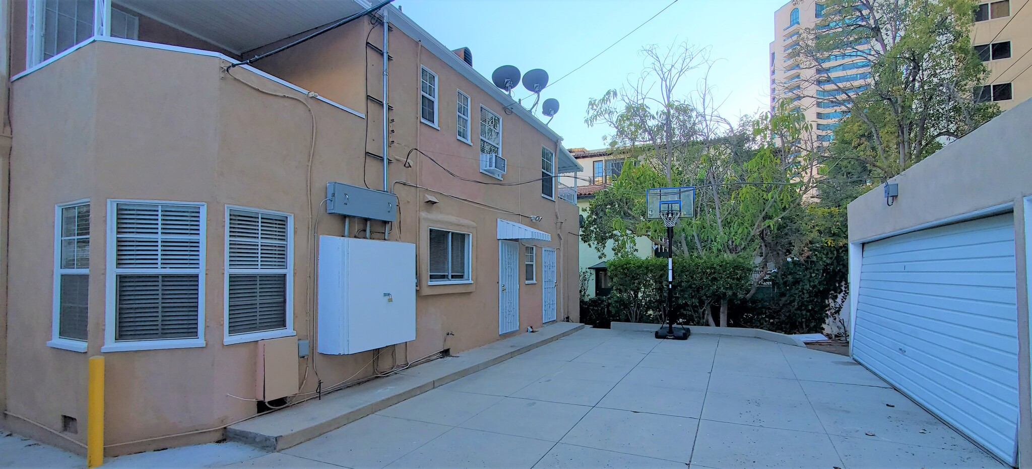Building Photo - 10435 Ashton Ave
