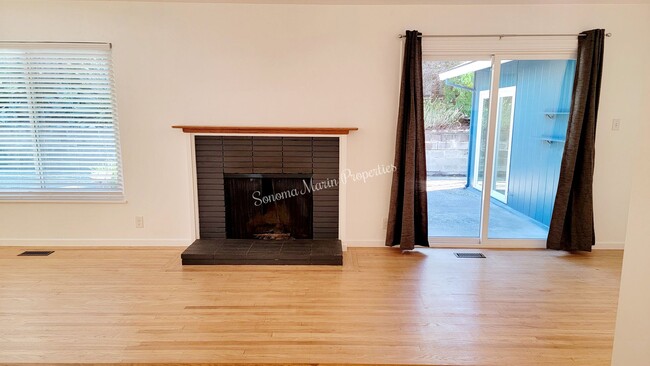 Building Photo - ~Stunning Remodeled 2 Bed/1 Bath Home in S...