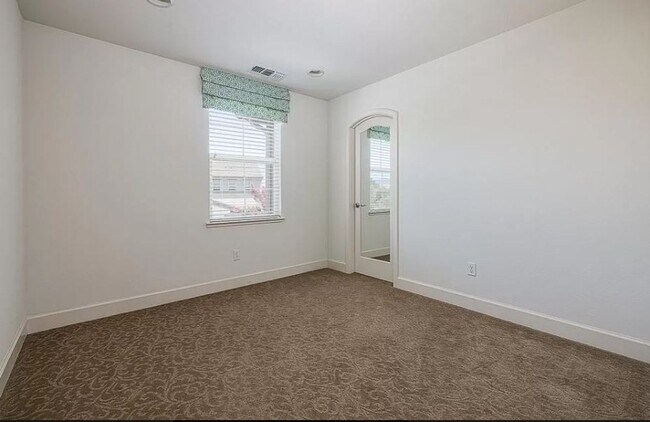 Building Photo - $4195.00 - Gorgeous and Ready for Move-In! Spacious 4 Br / 2.5 Ba in South Gilroy