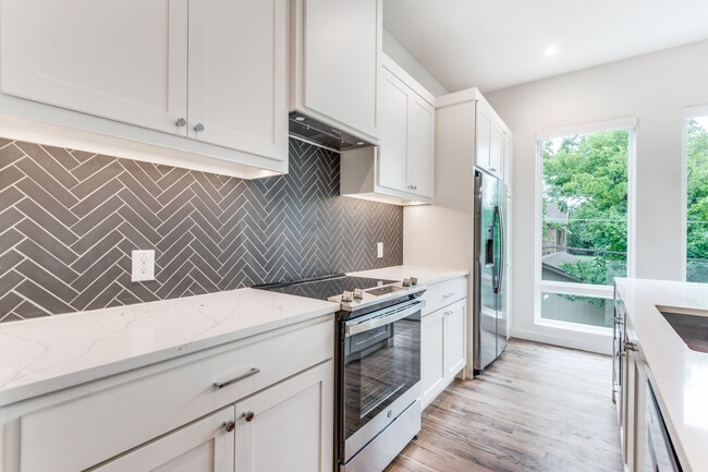 Building Photo - Tucked away Lakewood Gem, 2 story townhome, Walkable area!