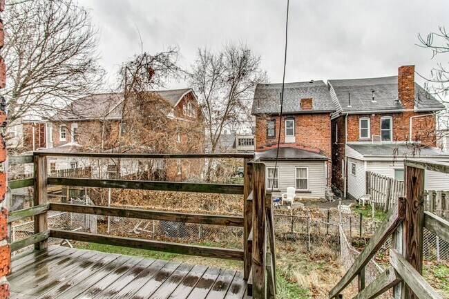 Building Photo - Updated 4 Bed, 2 Bath in Oakland - Close t...