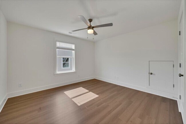 Building Photo - Spacious 3 Bedroom House with Primary Suite on Main Level