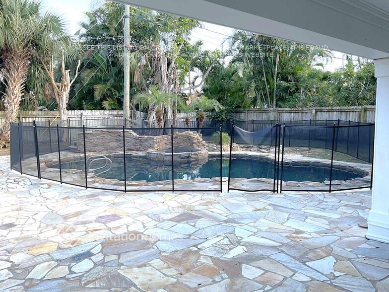 Building Photo - 207 Flamingo Ln