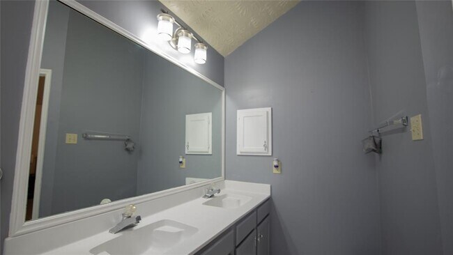 Building Photo - 1226 Brook Grove Dr