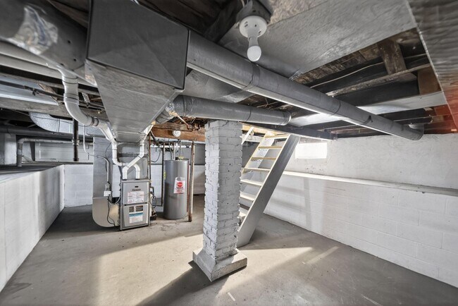 Building Photo - 2117 6th Ave