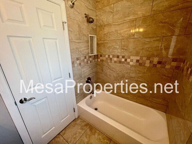 Building Photo - 3733 Country Oaks Loop